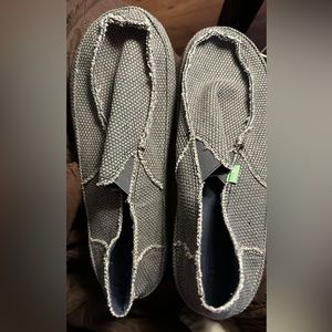 Women’s 10. Gray, textured Sanuk slip ons. M8 W10. EUC.
